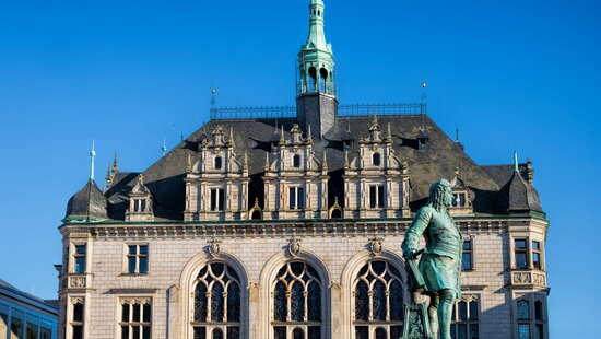 halle saale, deutschland - historisches stadthaus mit händel-denkmal halle saale, deutschland - 17.06.2019 - historisches stadthaus mit händel-denkmal