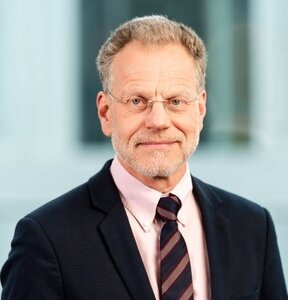 Dr. rer. pol. Dominik Graf von Stillfried