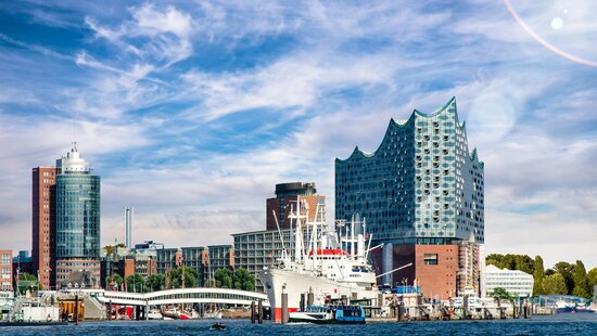 Hafen Hamburg im Gegenlicht mit Sonne Hamburg-AdobeStock_270167527